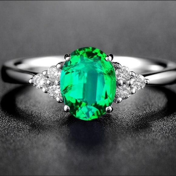 Emerald Resizable Ring - Picture 4 of 4